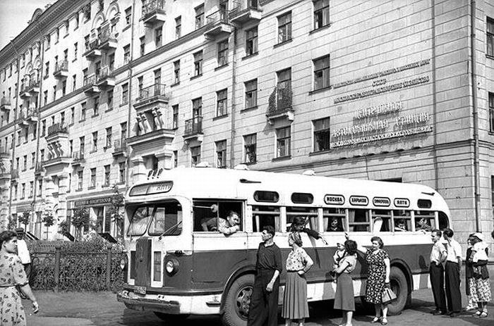 Рейсовый автобус в Ялту через города Харьков и Симферополь, 1950. 
36 часов в...