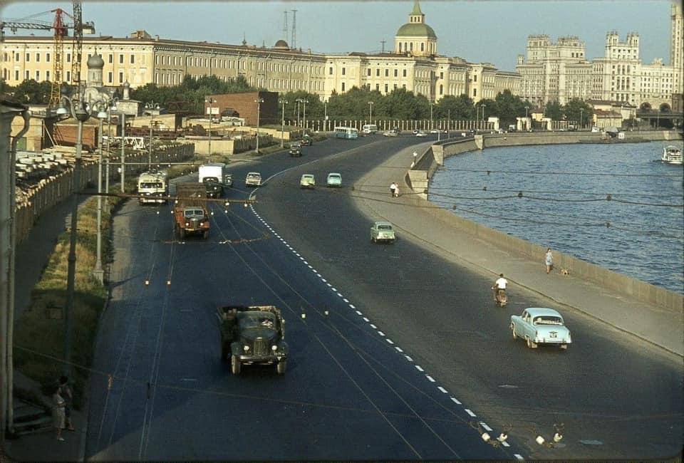 Автомобильный поток в Москве, 1964. Гостиницу Россия только начинают строить.