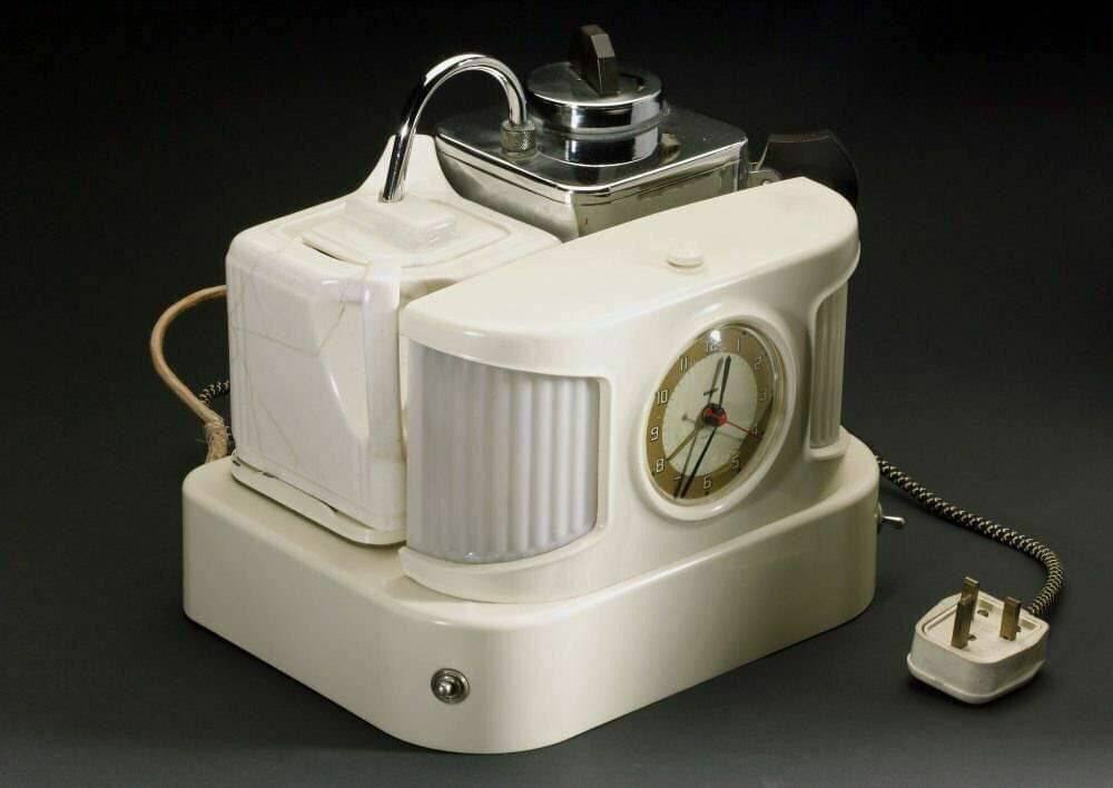 В 1970-х в Британии было очень популярно устройство «Teasmade»

Это был обычный...