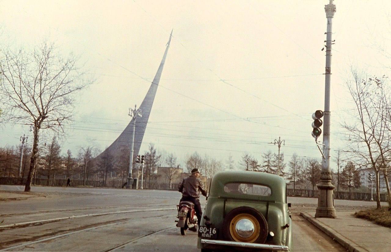 На светофоре, 1966. Вид на недавно открытый Монумент Покорителям космоса...