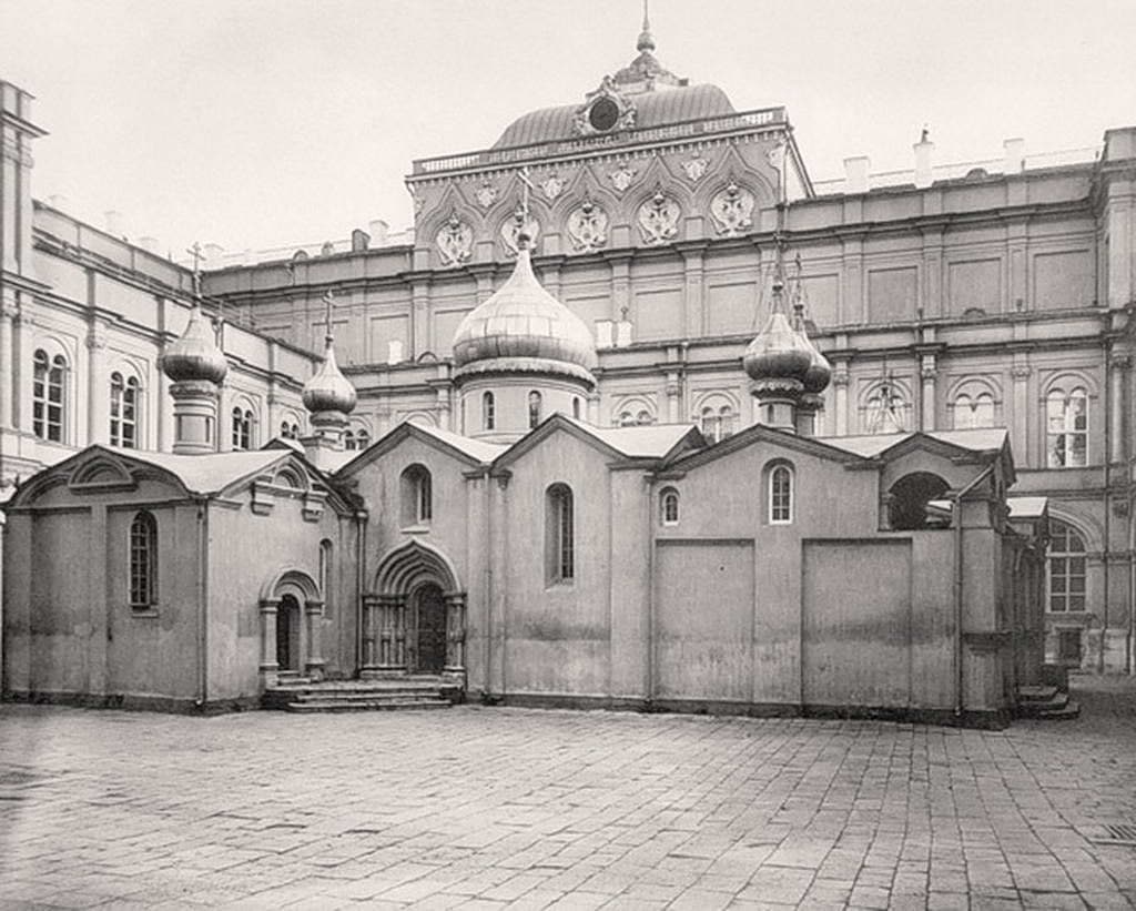 Самый необычный храм в Москве и самое древнее здание Москвы на фото. 
Собор...