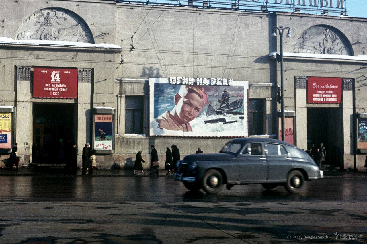 У кинотеатра «Художественный», 1950-е