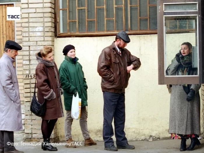 Очередь у таксофона. Москва, 1997 год.