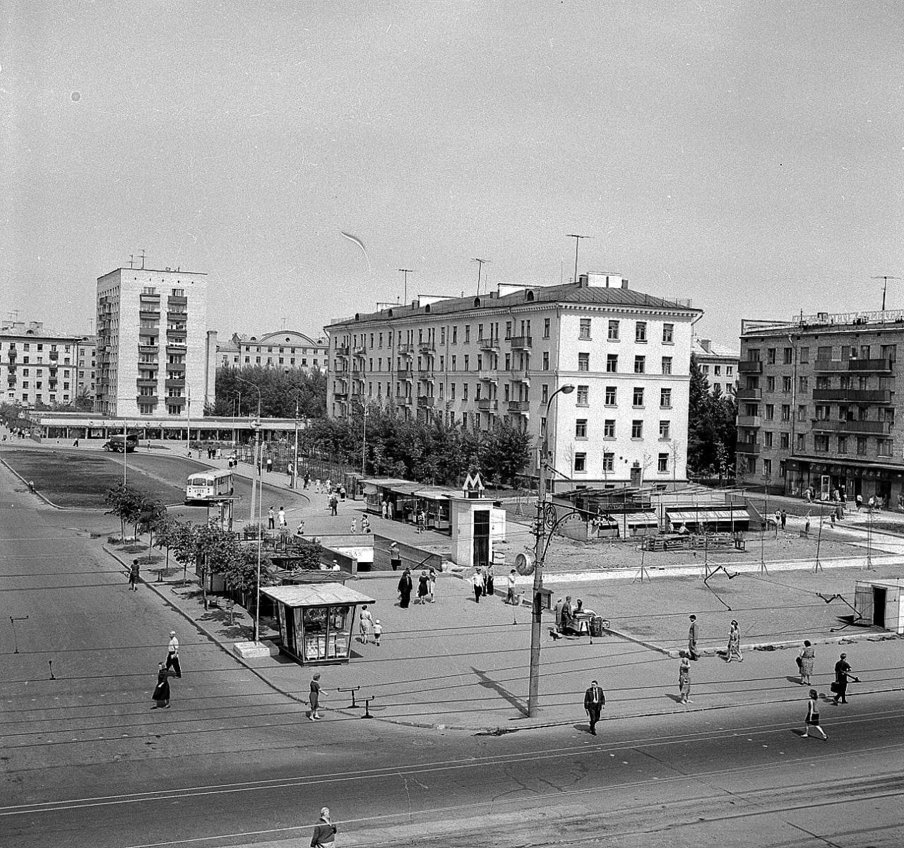 Площадь у метро Первомайская. Универмаг Орлёнок, где позднее откроется магазин...